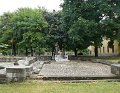 Egykori bences kolostor romjai - Szent Laszlo es Maria szoborral